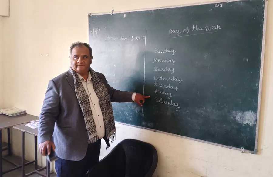 Outdoor learning activity under a tree near Jaipur school
